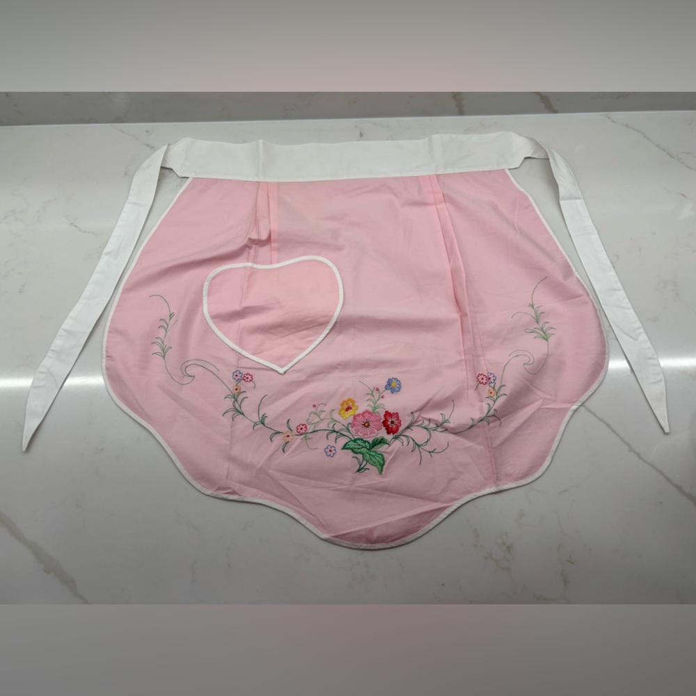 Vintage Pink Floral Embroidered Scalloped Half Apron with Heart Pocket